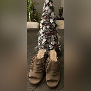 New Sole Society Shoe Taupe Frannie Ruffled Block Heal Mules